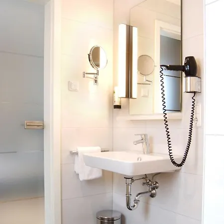 Seeger Living Premium West Aparthotel 4*